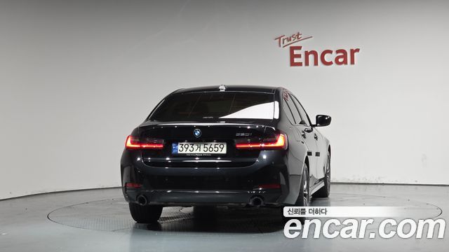 BMW 3-Series 320i