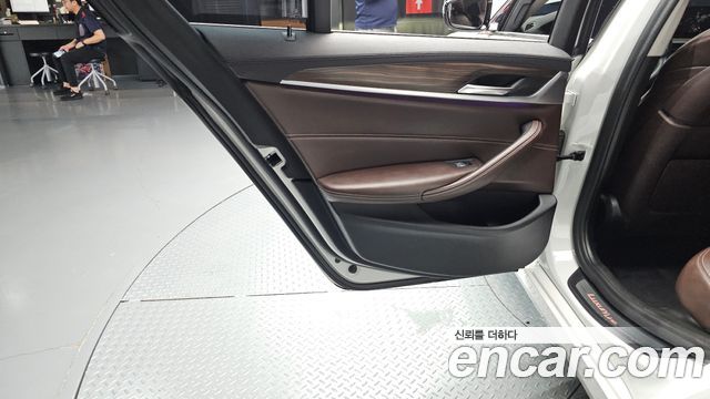 BMW 5-Series 520d xDrive Luxury Plus