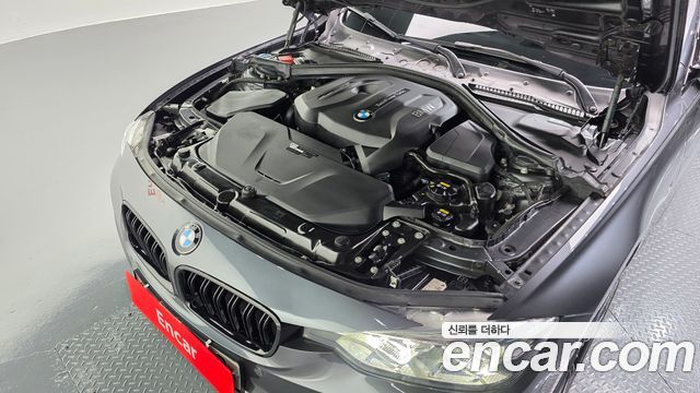 BMW 3-Series 330i M Sport Shadow