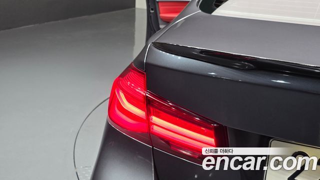BMW 3-Series 330i M Sport Shadow