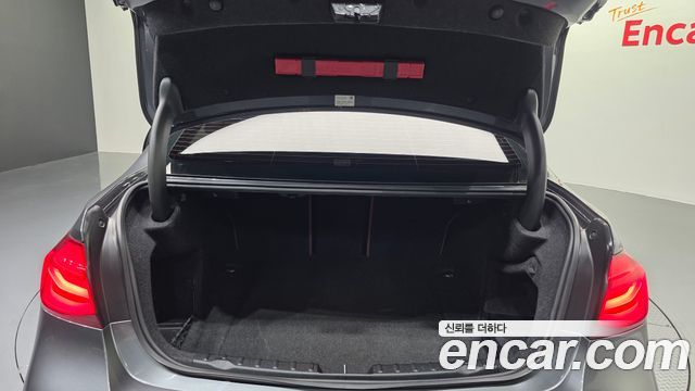 BMW 3-Series 330i M Sport Shadow