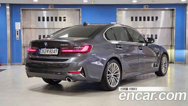 BMW 3-Series 320i Luxury