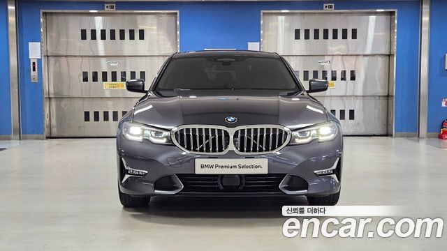 BMW 3-Series 320i Luxury