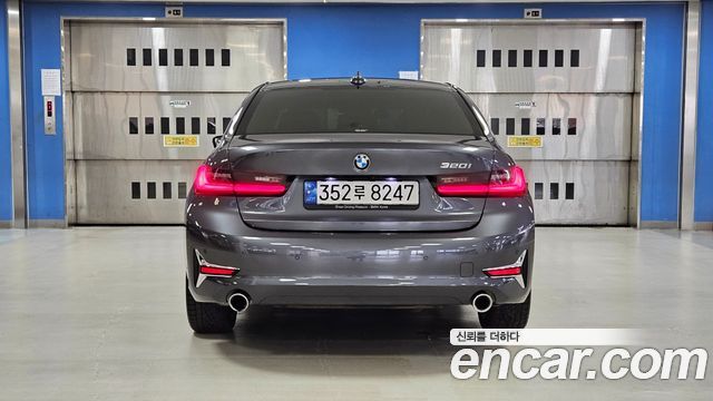 BMW 3-Series 320i Luxury