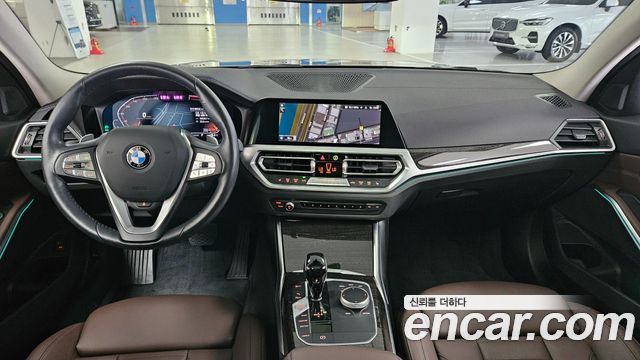 BMW 3-Series 320i Luxury