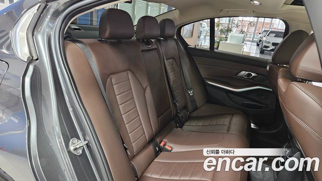 BMW 3-Series 320i Luxury