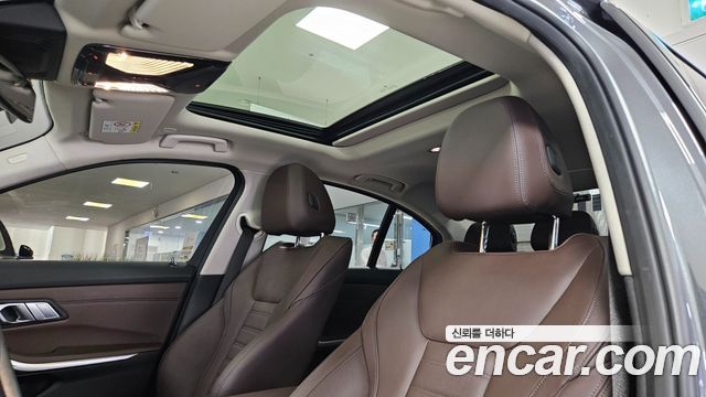 BMW 3-Series 320i Luxury