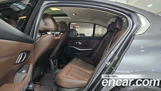 BMW 3-Series 320i Luxury