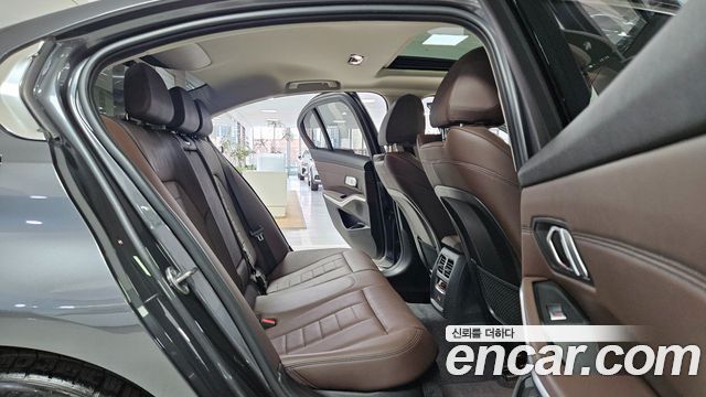 BMW 3-Series 320i Luxury