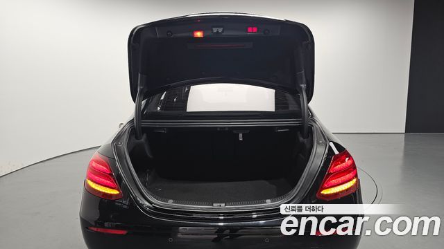 Mercedes-Benz E-Class E300 4MATIC Avnatgarde