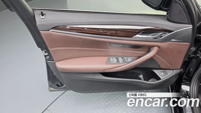 BMW 5-Series 523d xDrive Luxury