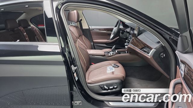 BMW 5-Series 523d xDrive Luxury