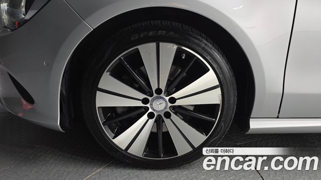 Mercedes-Benz CLA-Class CLA250 4MATIC