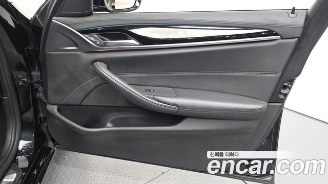BMW 5-Series 520i Luxury