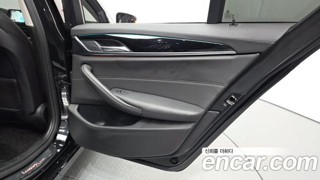 BMW 5-Series 520i Luxury