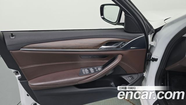 BMW 5-Series 520d xDrive Luxury Plus