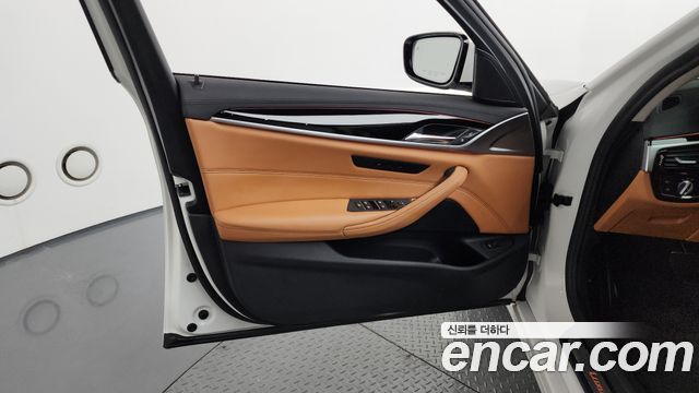 BMW 5-Series 520i Luxury