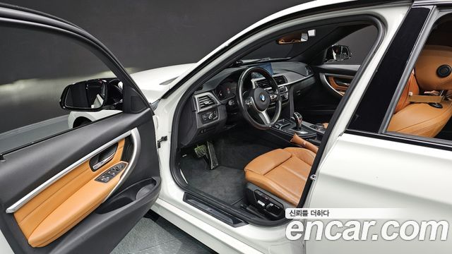 BMW 3-Series 330i M Sport Shadow