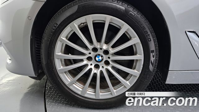 BMW 5-Series 520i Luxury