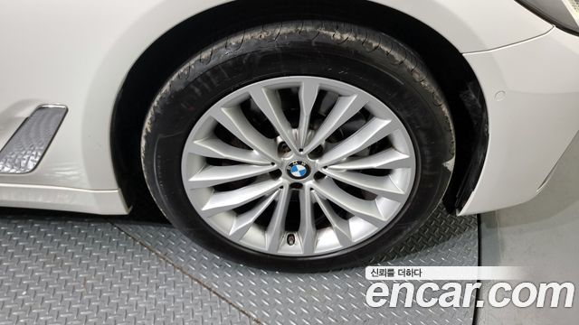 BMW 5-Series 530i xDrive Luxury