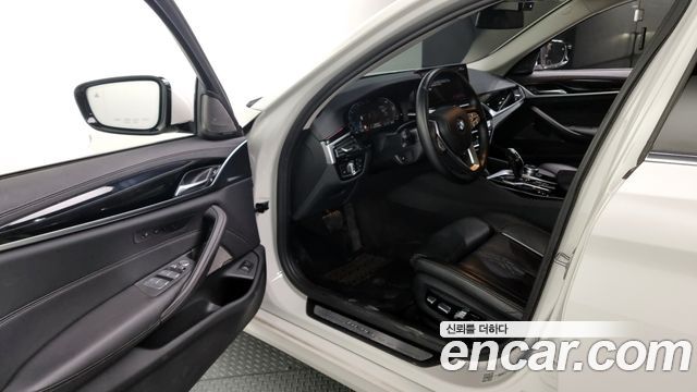 BMW 5-Series 530i xDrive Luxury