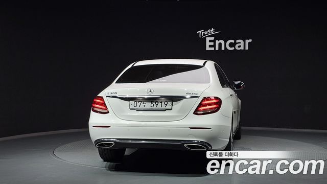 Mercedes-Benz E-Class E300 4MATIC Avnatgarde