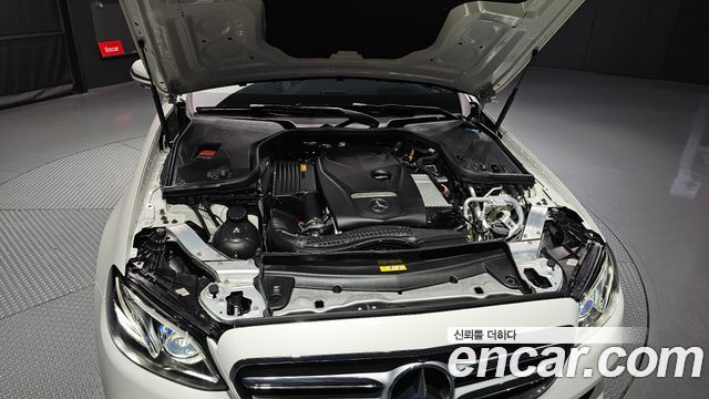 Mercedes-Benz E-Class E300 4MATIC Avnatgarde