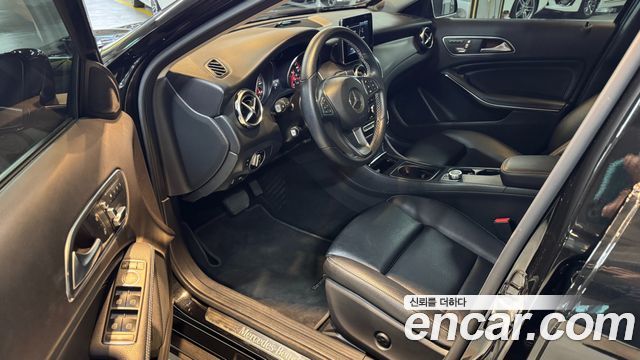 Mercedes-Benz GLA-Class GLA220 Premium