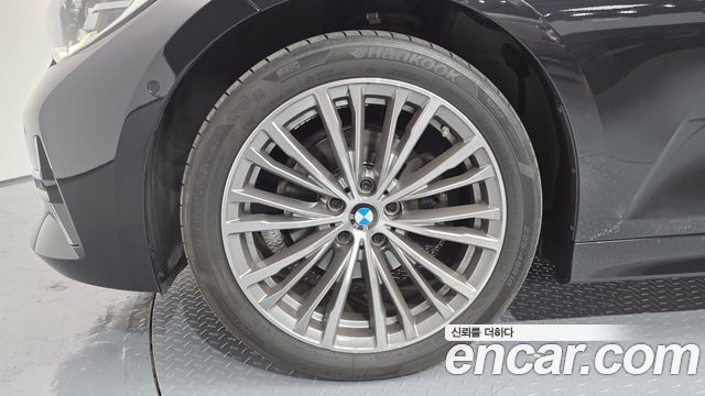 BMW 3-Series 320i Luxury