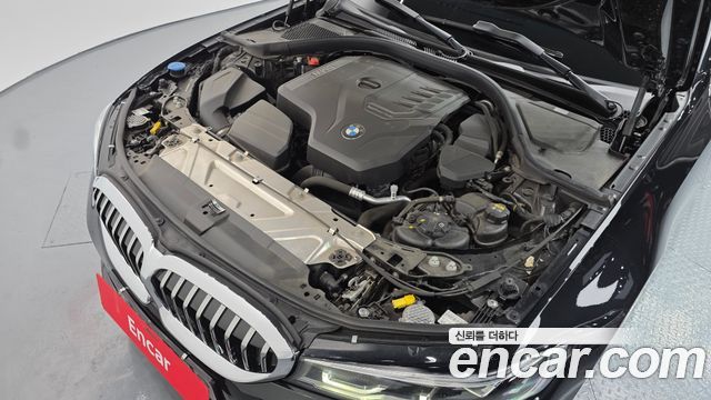 BMW 3-Series 320i Luxury