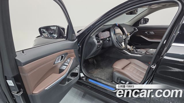 BMW 3-Series 320i Luxury