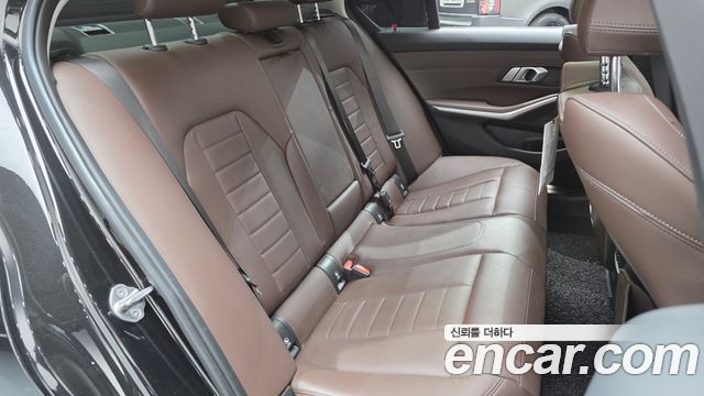 BMW 3-Series 320i Luxury