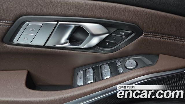 BMW 3-Series 320i Luxury