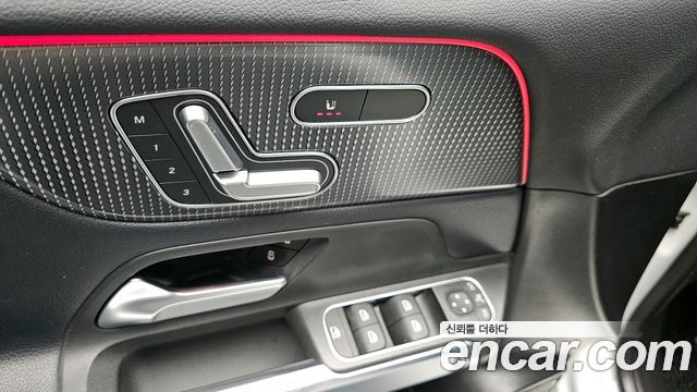 Mercedes-Benz GLB-Class GLB220