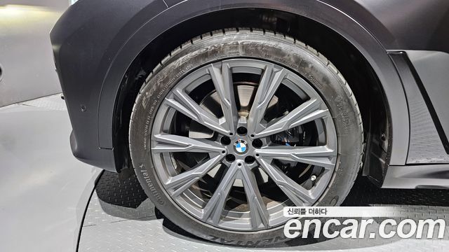 BMW X7 M50i Frozen Black Edition 6STR
