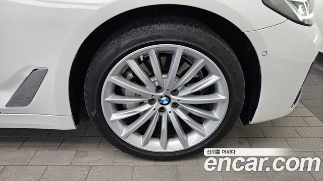 BMW 5-Series 530i xDrive Luxury