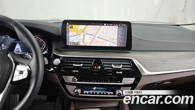 BMW 5-Series 530i xDrive Luxury