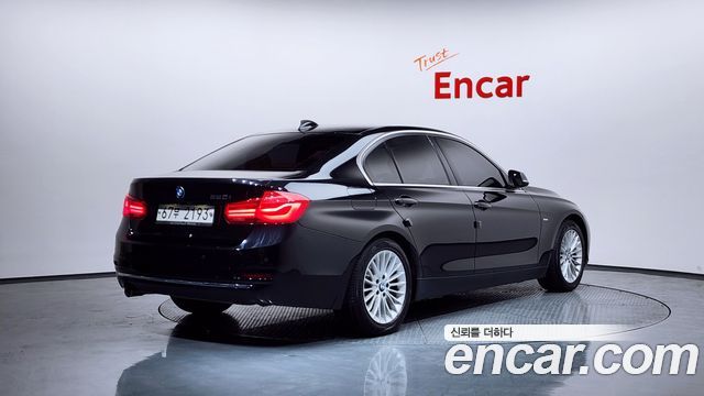 BMW 3-Series 320i Luxury