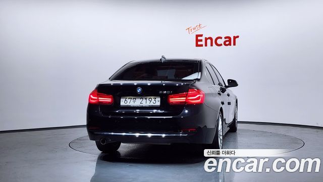 BMW 3-Series 320i Luxury
