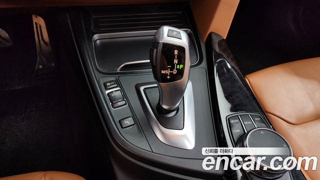 BMW 3-Series 320i Luxury