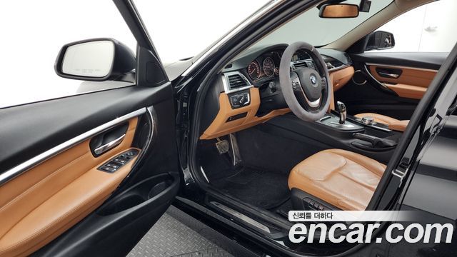 BMW 3-Series 320i Luxury
