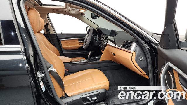 BMW 3-Series 320i Luxury