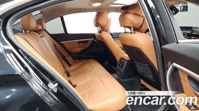 BMW 3-Series 320i Luxury