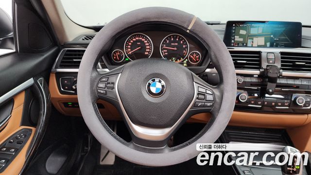 BMW 3-Series 320i Luxury