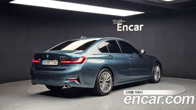 BMW 3-Series 320i Luxury