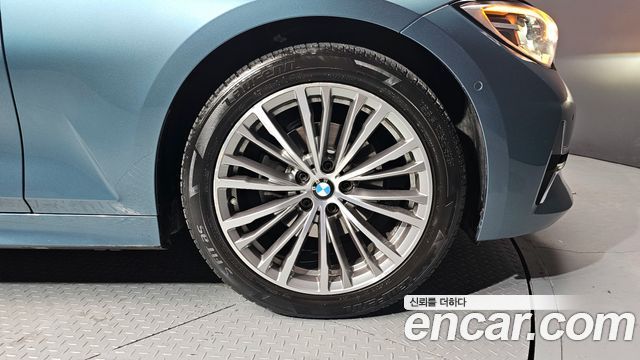 BMW 3-Series 320i Luxury