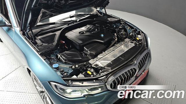 BMW 3-Series 320i Luxury