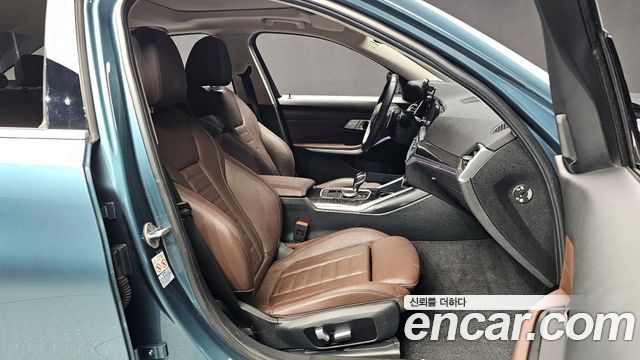 BMW 3-Series 320i Luxury