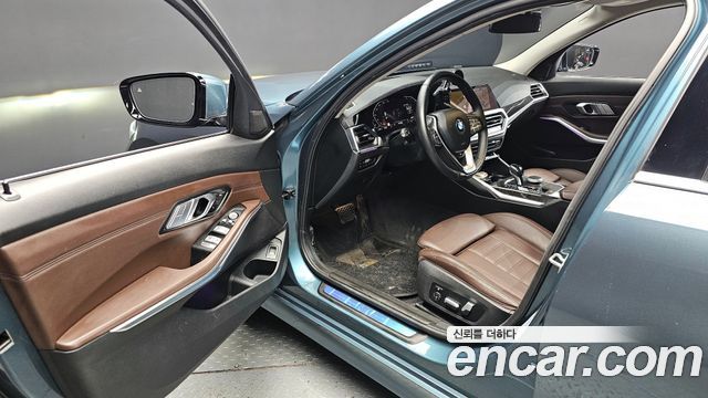 BMW 3-Series 320i Luxury