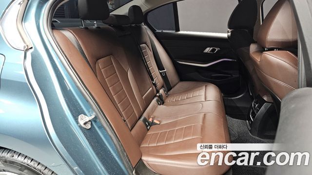 BMW 3-Series 320i Luxury